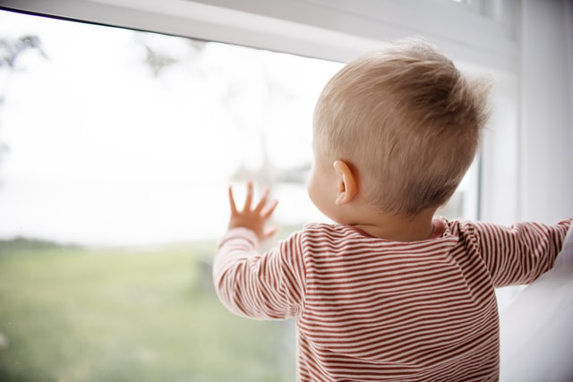 Как обеспечить безопасность детей в комнате с пластиковым окном
